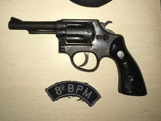 Revólver calibre .38 foi encontrado com o homem perto da casa da mãe da vítima (Foto: Divulgação/PM)