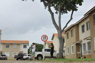 No residencial, a cena que é típica para quem mora ali: vizinhos debaixo da árvore. (Foto: Alcides Neto)