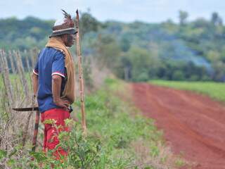 Índio guarani-kaiowá em acapamento alvo de ataque, há uma semana: Polícia Civil e Polícia Federal dividem perícias. (Foto: João Garrigó)