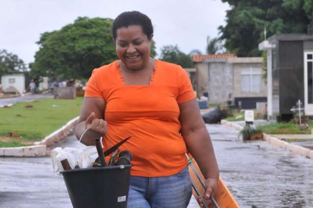 Chuva n&atilde;o intimida visitantes, que antecipam celebra&ccedil;&otilde;es de finados