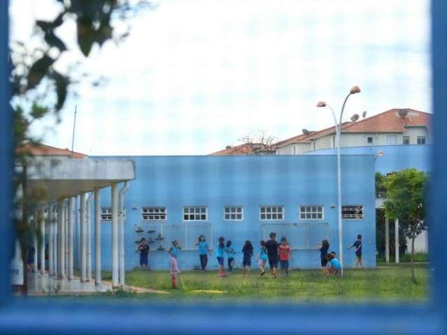 Grupo de crian&ccedil;as passa mal depois de escola integral ser dedetizada