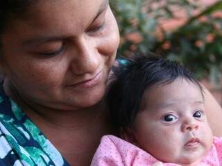 Jaqueline com a filha caçula. Foram dois abortos em seis gestações (Foto: Marcos Ermínio)