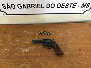 Arma furtada de chácara e recuperada pela PMA. (Foto: PMA)