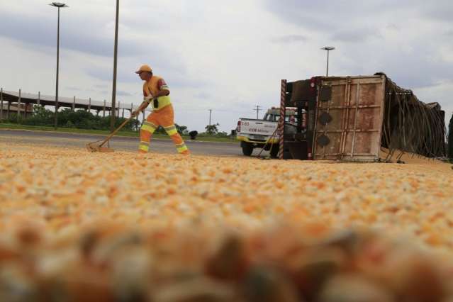 Carreta bitrem tomba e espalha 36 toneladas de milho na BR-163