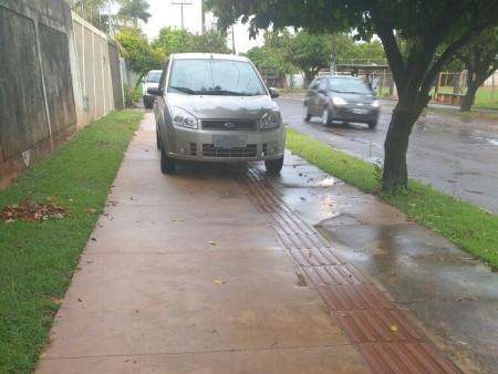 Carros estacionados sobre cal&ccedil;adas atrapalham passagem de pedestres