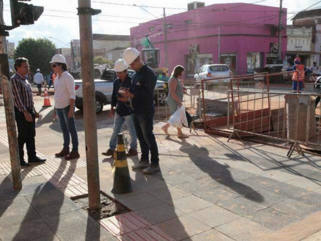 Em obra do Reviva, poste de sem&aacute;foro fica no caminho de deficientes visuais
