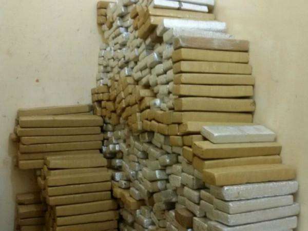 Homem &eacute; preso com meia tonelada de maconha em fundo falso de caminh&atilde;o