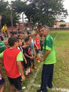 O técnico Ferrinho no primeiro contato com as crianças da escolinha no Pioneira (Foto: Bruno Nóbrega)