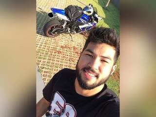 Elzo Bernardo posa para foto junto com a moto (Foto: Facebook/Reprodução)