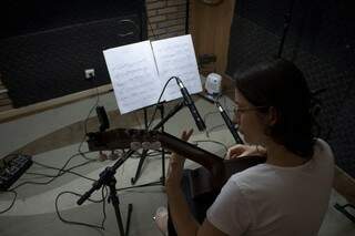 Thaís gravando as músicas para o projeto (Foto: Divulgação)