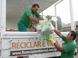Das 209 mil toneladas de lixo produzidas na cidade, somente 28 mil entram na coleta seletiva. (Foto: Marcelo Victor/Arquivo)