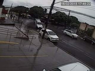 Imagem mostra carro decolando no meio da Salgado Filho. (Foto: Reprodução/WhatsApp)
