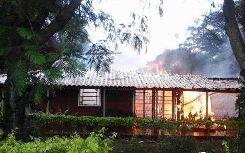 Inc&ecirc;ndio de grande propor&ccedil;&atilde;o destr&oacute;i fazenda em Aral Moreira