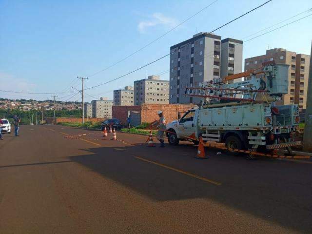 Fio de alta tensão arrebenta e deixa idoso ilhado em casa