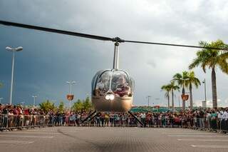 Papai Noel deixou as renas de lado e chegou de helicóptero ontem no shopping Bosque dos Ipês (Foto: Celso Magalhães)