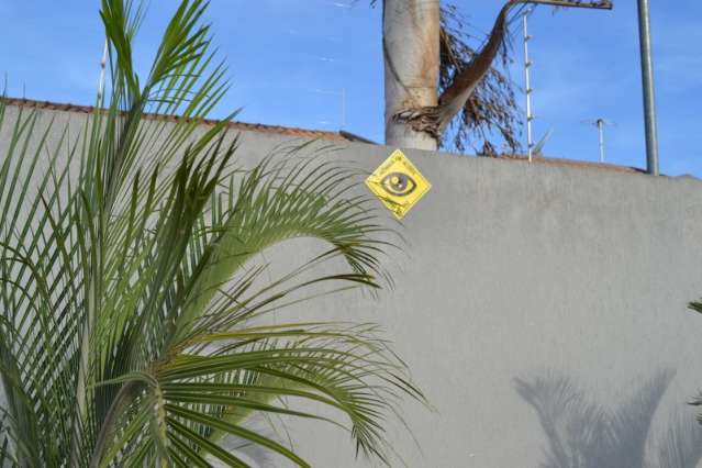 Placa avisa ladr&otilde;es para n&atilde;o assaltar vizinhan&ccedil;a organizada na Vila Nasser