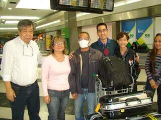 Claudinei Arakaki, de 50 anos, foi recebido por familiares no aeroporto da Capital (Foto: Divulgação)