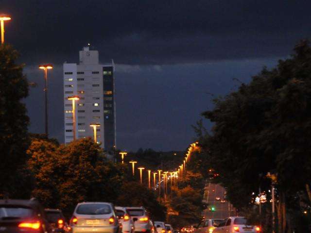 Chuva forte e ventania marcam mudan&ccedil;a de clima em Campo Grande