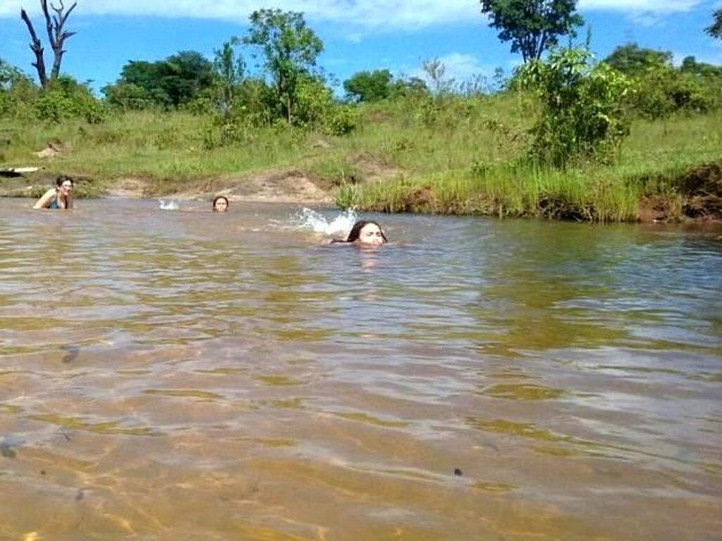 Em Ribas do Rio Pardo riacho embaixo de ponte é perfeito para manhã em