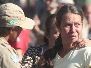 Janete, a mãe de Kauan, é consolada por bombeiro durante as buscas pelo corpo (Foto: Marcos Ermínio) 