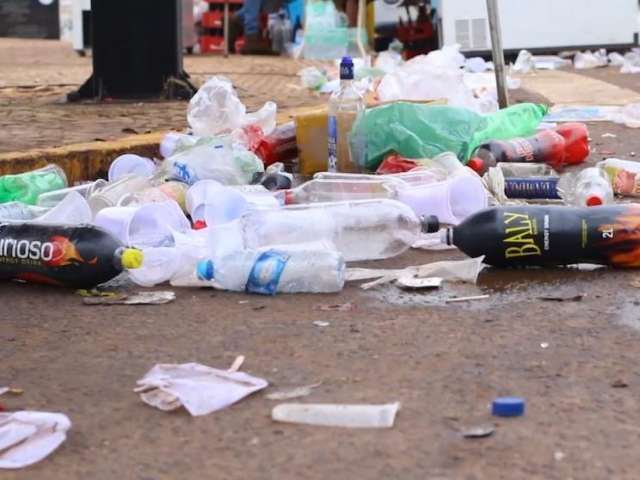 Suti&atilde;, xixi na rua e muito lixo: o que fica do Carnaval para os vizinhos