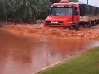 Tromba d&#039;água de 200mm que atingiu Itaporã deixou rastro de destruição pelas ruas, residências e área rural. (Foto: Reprodução)