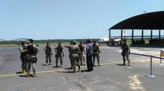 Policiais paraguaios no aeroporto de Assunção, à espera do avião com Neneco (Foto: Veronica Burgos/ABC Color)