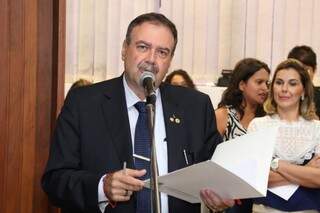 Deputado estadual Paulo Siufi ao parabenizar o Campo Grande News. (Foto: Assessoria/ALMS)