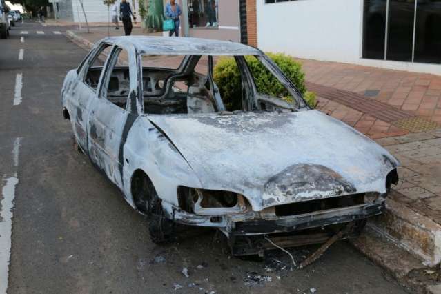 Carro sem as rodas &eacute; encontrado incendiado atr&aacute;s de universidade