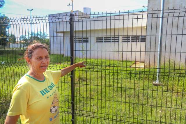 Obra de posto de sa&uacute;de vira criadouro de mosquito, dizem moradores