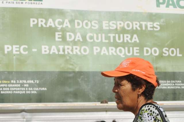 Com centro de esportes s&oacute; no papel, crian&ccedil;as improvisam para brincar