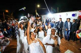 Noivas disseram o tão sonhado sim, no último sábado, vestidas de branco como esperavam há anos. (Foto: André Bittar)