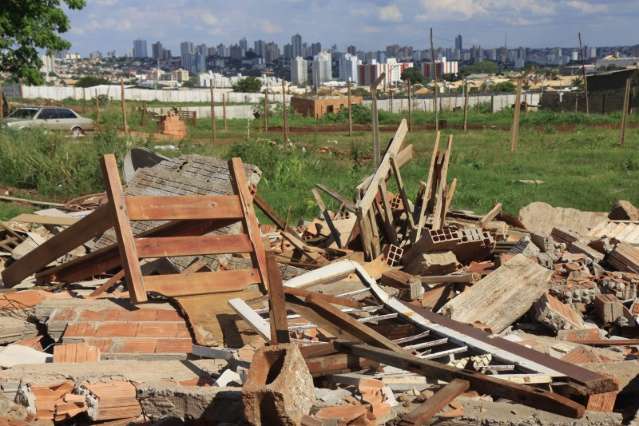 Ap&oacute;s destrui&ccedil;&atilde;o &quot;com as pr&oacute;prias m&atilde;os&rdquo;, moradores vivem em clima de inseguran&ccedil;a
