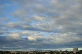 Sol entre nuvens na manhã deste domingo em Campo Grande (Foto: Alcides Neto)