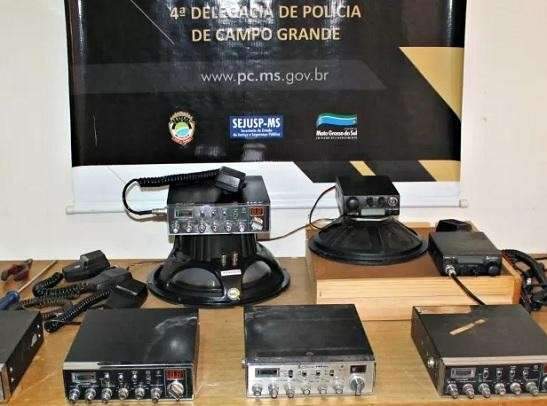 Dupla que comercializava r&aacute;dios furtados de caminhoneiros &eacute; indiciada 