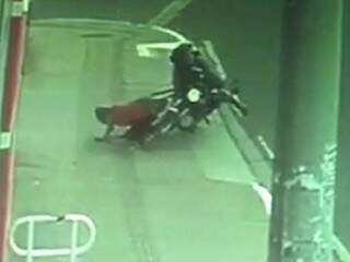Idosa foi surpreendida na calçada por motocicleta em alta velocidade (Foto: Reprodução)