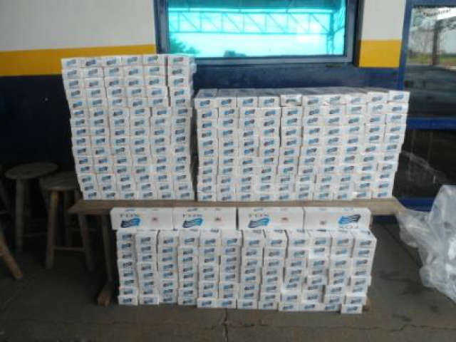  Pol&iacute;cia apreende 1,2 mil pacotes de cigarros contrabandeados em duas abordagens