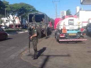 Escolta de militares em Taquarussu, nesta terça-feira (29). (Foto: Direto das Ruas) 