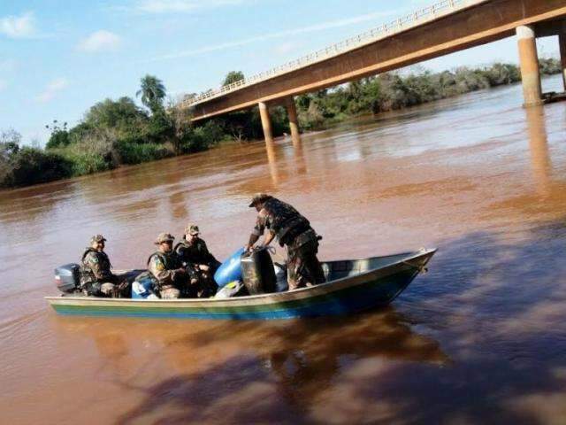 Opera&ccedil;&atilde;o em rios apreende seis barcos, 1,1 km de redes autua 15 pessoas