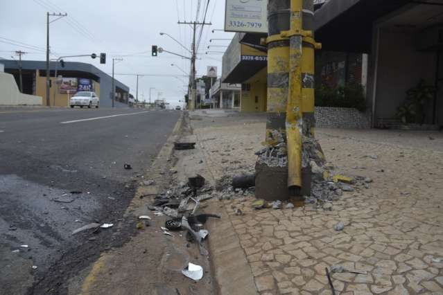 Estudante fica ferido ao colidir carro em poste na avenida Cear&aacute; 