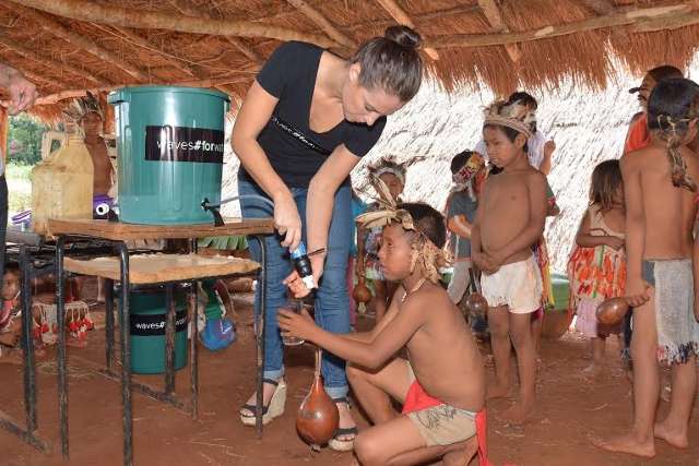 Paolla Oliveira se despede de grava&ccedil;&otilde;es com visita &agrave; aldeia ind&iacute;gena