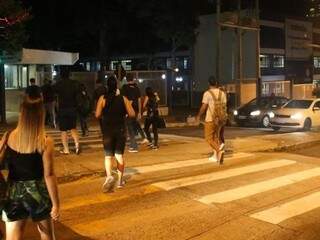 Destino de universitários, rua Ceará tem grande fluxo de carros e pessoas. (Foto: Paulo Francis)