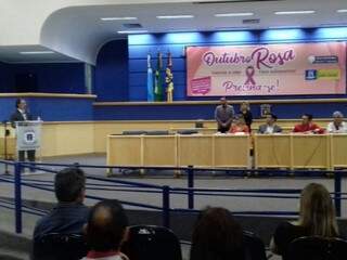 Prefeito Marquinhos Trad (à esquerda), na audiência pública na Câmara Municipal. (Foto: Mayara Bueno).