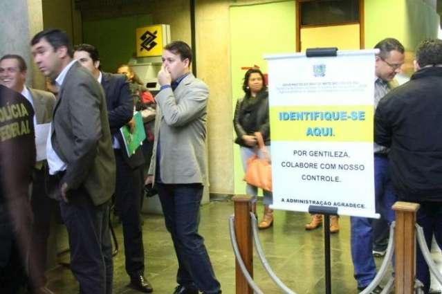 PF investiga 4 funcion&aacute;rios que j&aacute; foram afastados, diz secret&aacute;rio