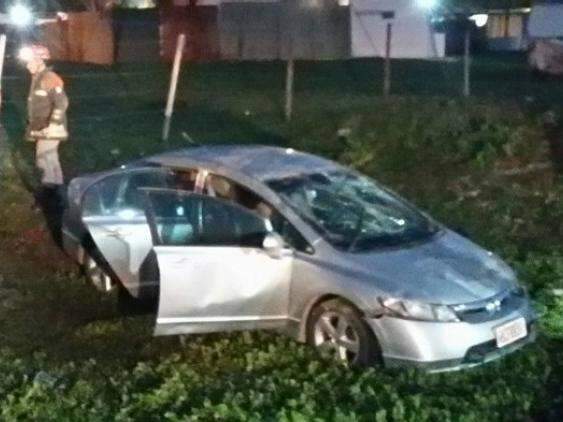 Motorista n&atilde;o percebe desn&iacute;vel em estrada, carro cai em valeta e tomba