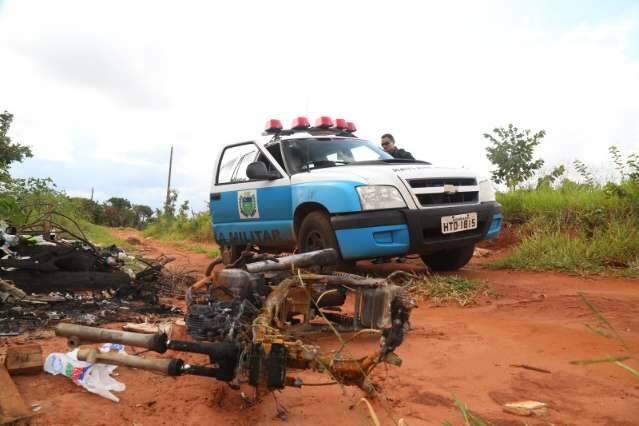 Moto &eacute; encontrada carbonizada em estrada vicinal no Jardim Panorama