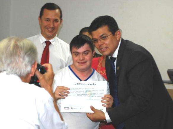 Prefeitura entrega certificado de qualificação na escola Juliano Varela