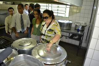 Equipe inspeciona comida na Unei Dom Bosco. (Fotos:Simão Nogueira)
