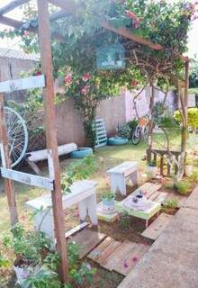 Jardim feito com peças reaproveitadas e um pergolado no estilo &quot;faça você mesmo&quot;. (Foto: Thailla Torres)