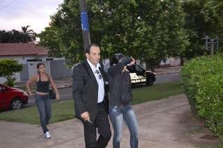 Acompanhada do advogado, adolescente presta depoimento à Polícia. (Foto: Simão Nogueira)